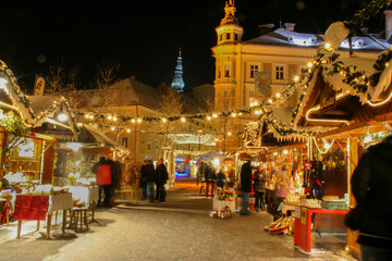 Fototapeta na wymiar Weihnachtsmarkt im Schneefall in Klagenfurt am Wörthersee