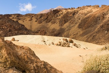 Felsen und Sand am Fusse des Vulkans Teide auf Teneriffa