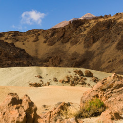 Felsen und Sand am Fusse des Vulkans Teide auf Teneriffa