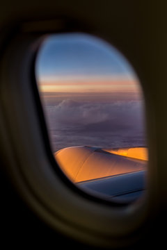 Vista desde la ventanilla de un avi&oacute;n durante el atardecer.
