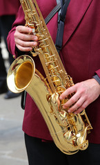 player plays the saxophone