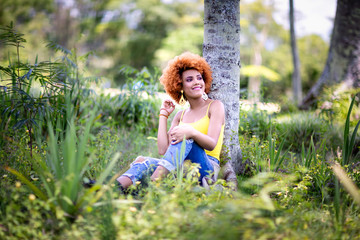 Obraz premium young woman in the park smiling