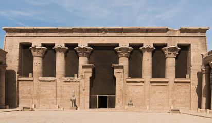 Obraz premium Hieroglyphic carvings on an ancient egyptian temple entrance wall