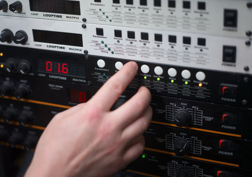 sound engineer hand