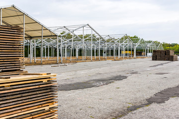 Messebau einer Regionalmesse, Zeltaufbau, Holzpfosten und Holzbretter für Zeltboden auf dem...