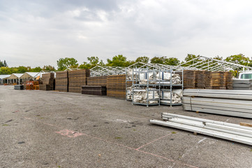 Messebau einer Regionalmesse, Zeltaufbau, Holzpfosten und Holzbretter für Zeltboden auf dem...