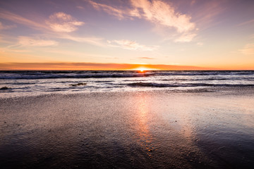 Obraz premium Sunset view of Malibu beach, the Pacific Ocean coastline, Los Angeles county, California