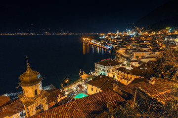 Beliebtes Reiseziel, Limone am Gardasee bei Nacht, Brescia, Lombardei, Italien