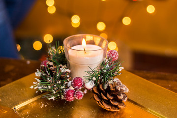 Vela y adornos de navidad