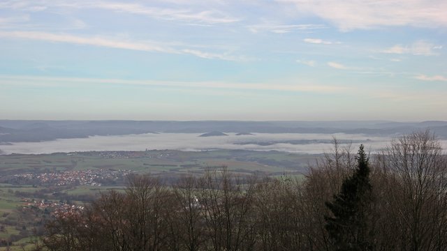 Blick vom Mei&szlig;ner Richtung Werra und Eschwege bei Inversionswetterlage