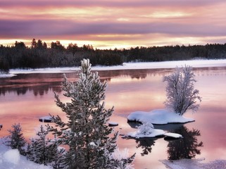 Splendides paysages colorés au nord de la Laponie finlandaise dans les environs de la ville d' Ivalo