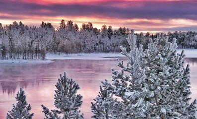 Splendides paysages colorés au nord de la Laponie finlandaise dans les environs de la ville d' Ivalo