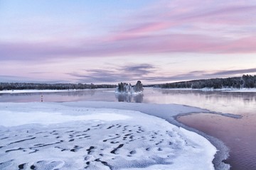 Splendides paysages colorés au nord de la Laponie finlandaise dans les environs de la ville d'...