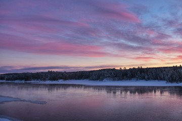 Naklejka na ściany i meble Splendides paysages colorés au nord de la Laponie finlandaise dans les environs de la ville d' Ivalo