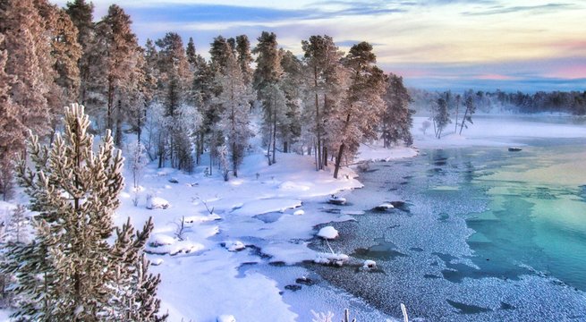 Splendides paysages color&eacute;s au nord de la Laponie finlandaise dans les environs de la ville d' Ivalo