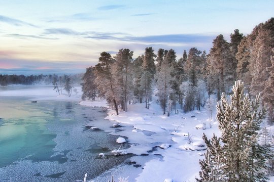 Splendides paysages color&eacute;s au nord de la Laponie finlandaise dans les environs de la ville d' Ivalo