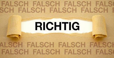 Zerrissenes Papier mit RICHTIG und FALSCH