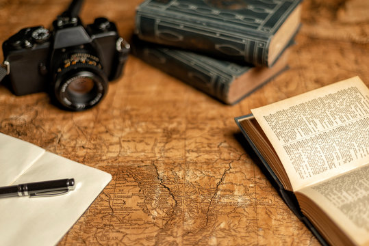 alte Karte, Notizbuch, B&uuml;cher und Fotoapperat