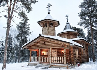 Fototapeta na wymiar Eglise orthodoxe en bois en pleine forêt au nord de la Laponie finlandaise