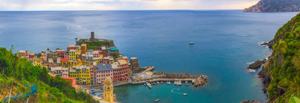 Fototapeta beach streets and colorful houses on the hill in Vernazza in Cinque Terre in Italy 