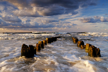 Piękny morski krajobraz,sztormowe Wybrzeże Bałtyku,fale zalewają falochron,Kołobrzeg,Polska. - obrazy, fototapety, plakaty