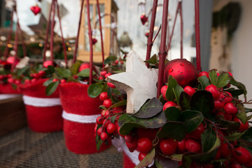 Stechpalmen mit roten Samenkapseln, Weihnachtskugeln und Holzsterne