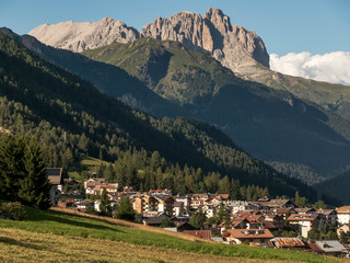 Fototapeta na wymiar Vigo di Fassa, Panorami sulle Dolomiti