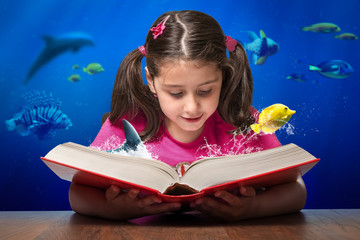 Ein Kind liest eine spannende Kindergeschichte