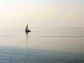 Smooth sail by the breeze