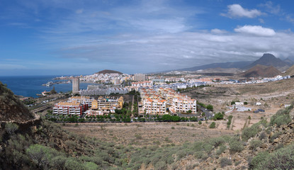 Fototapeta na wymiar Blick über den Urlaubsort Los Cristianos auf der Insel Teneriffa