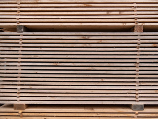 Holzbretter gestapelt