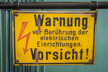 Warnschild an einem historischen Elektromotor.