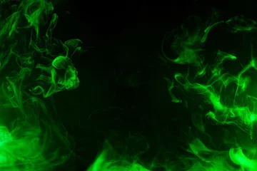 Zelfklevend Fotobehang groene rook geïsoleerd op zwarte achtergrond © arts