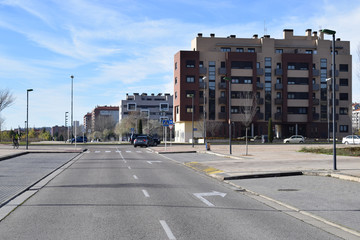 Calles soleadas de una urbanización.