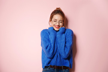 Beautiful young woman in warm sweater on color background - obrazy, fototapety, plakaty