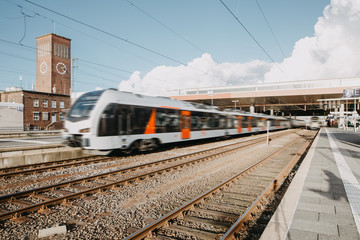 Fototapeta premium Bahn verlässt Bahn bei blauem Himmel mit Wolken