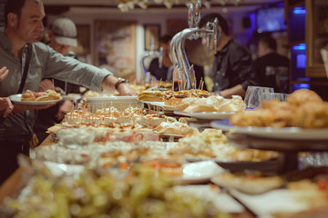 Vida cotidiana en el interior de un bar, detalle de aperitivos