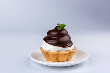 Mini tart with mascarpone and chocolate