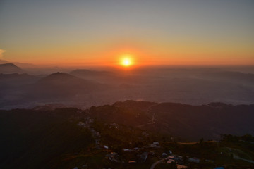 ネパールのポカラの絶景　サランコットの丘から見た美しい朝日と山々