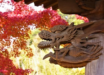 紅葉と木彫りの龍