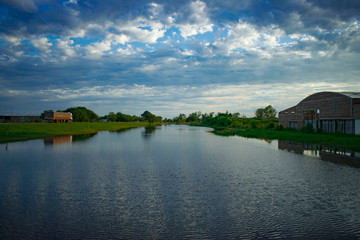 Obraz premium Paisaje de Atardecer con un Lago, Laguna