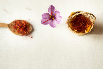 Fototapeta na wymiar saffron flower and types in a spoon