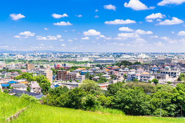 青空が広がる住宅街