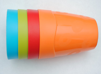 Vasos de colores de plastico