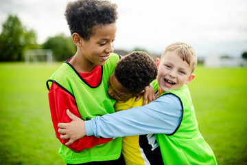 Junior football team hugging each other © Rawpixel.com