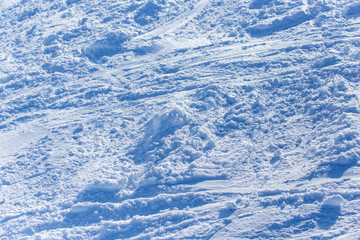 Obraz premium Traces of skiers on white snow in the mountains