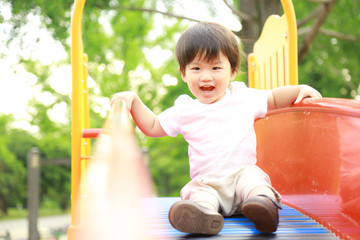 遊ぶ男の子