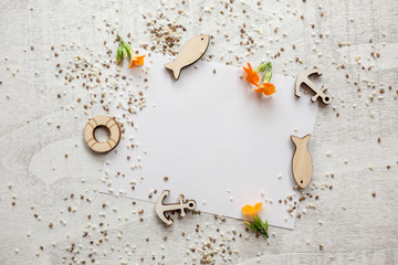 Glaube - kleine Holzsymbole auf hellen Holz mit Papier und orangenen Blüten