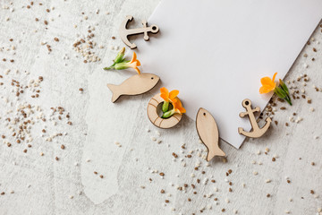 Glaube - kleine Holzsymbole auf hellen Holz mit Papier und orangenen Blüten