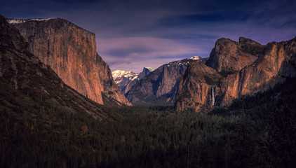 Fototapeta na wymiar Yosemite Valley at Twilight, Yosemite National Park, California 